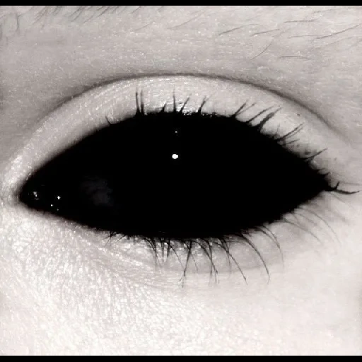 yeux noirs, les yeux du démon, lentille noire, sclère démoniaque, tous les yeux noirs