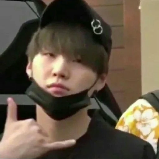 suga, yoongi, yoongi bts, yoongi con le guance, lo stelo sopra il bts