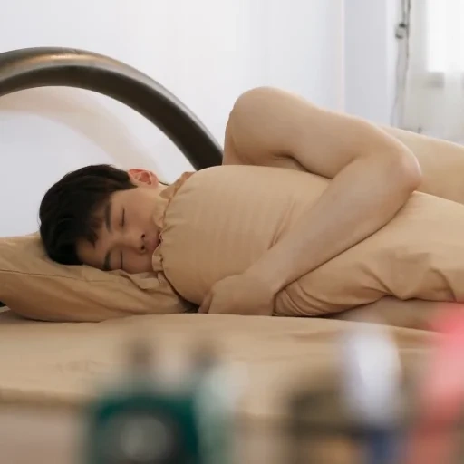лежа, человек, интерьер, в постели, обнимает подушку