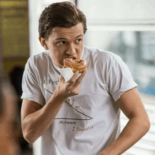 том холланд, человек-паук, том холланд милый, том холланд кушает, spiderman tom holland