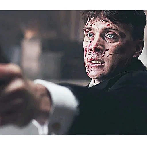 thomas shelby in the blood, visorle taglienti, visori affilate thomas nel sangue, visori acute thomas she shelby sorride, thomas shelby sharp visor