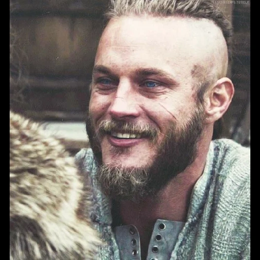 viking ragnar, ragnar lodbrok, aktor ragnar lodbrok, ragnar lodbrock viking, ragnar lodbrock tersenyum
