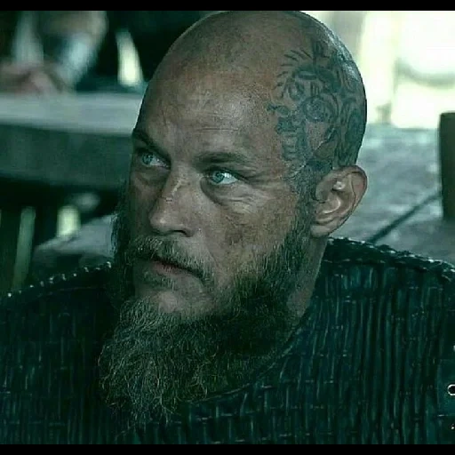 ragnar, ragnar vikings, ragnar lodbrok, ragnar lodbrok è calvo, tatuaggio di hvitserk vikings