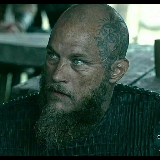 ragnar, ragnar vikings, ragnar lodbrok, ragnar lodbrok es calvo, tatuaje de hvitserk vikings