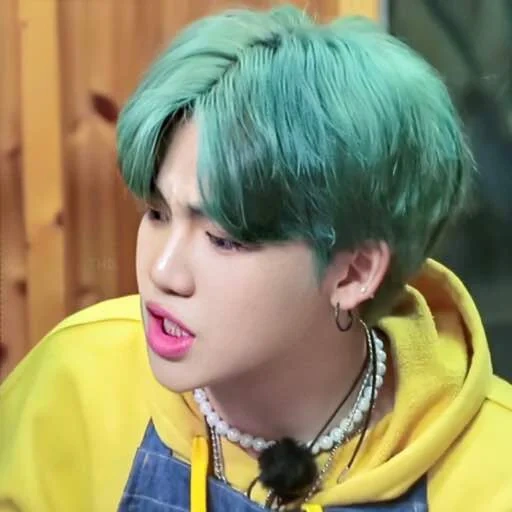 grupo juvenil à prova de balas shuga, grupo juvenil à prova de balas, bts suga, hortelã yungui, cabelo verde de cor do tesouro