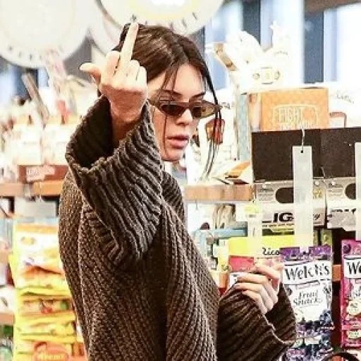 kendall jenner, kendall jenner fak, gaya kendall jenner, model kendall jenner, sweater kendall jenner