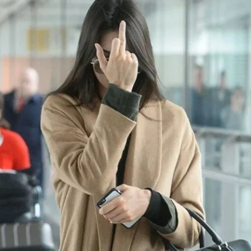 person, korean fashion, kendall jenner, heathrow airport, kendall jenner airport