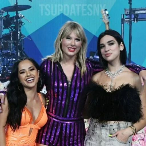 becky g, mujer joven, taylor swift, taylor swift dua lipa, dua lipa taylor swift