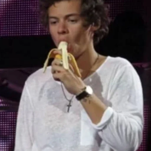 harry styles, louis tomlinson, harry styles makan, one direction louis, harry styles banana
