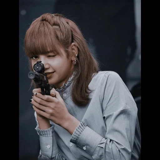 câmera, pink preto, de volta para casa, lisa blackpink, lalisa manoban com uma pistola