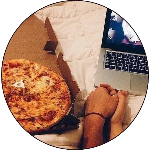 pizza, пицца пицца, парочка ест пиццу, netflix and chill, парень девушка едят пиццу