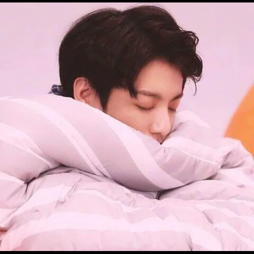 jung jungkook, jungkook bts, dormire jungkook, sleepy jungkook, bts jungkook assonnato