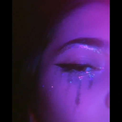 слезы, человек, плачущая девушка ночью, фиолетовый макияж эйфория, эйфория сериал макияж зендая