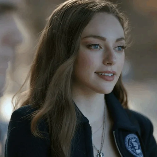 mujer joven, nuevas personas, espero que michaelson, espero mikaelson, espero que michaelson lizzy zaltsman