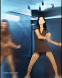 jeune femme, dance de streep, danses de club, vidéos musicales, pose de coup de pied de fille