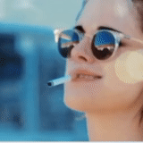 mujer joven, chica con un cigarrillo, las chicas son populares, clip de kristen stewart, kristen stewart fuma