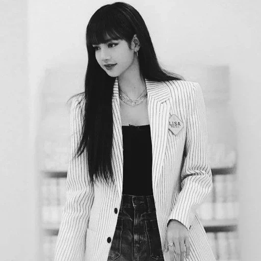 poudre noire, mode coréenne, vêtements coréens, lalisa manoban 2020, veste rouge lalisa manoban
