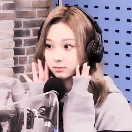 kim, mujer joven, kbs de estudio, chicas cósmicas, cheyun izone es negro itzy