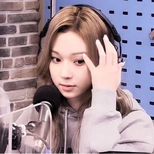 hyun a, giovane donna, rosa nero, chuu loona, podcast come vado qui a immersioni