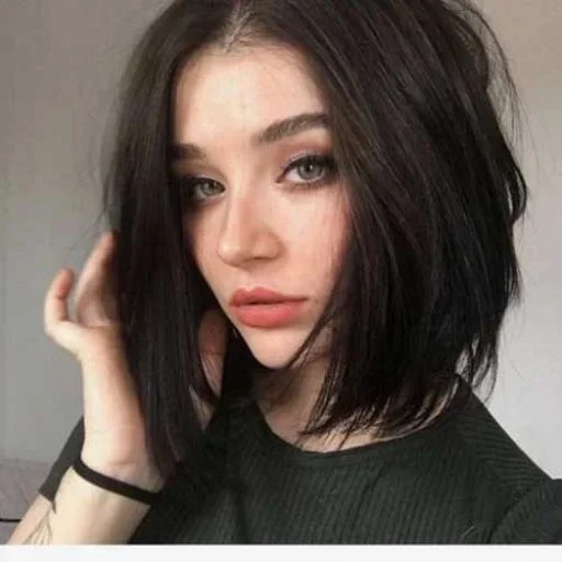 giovane donna, belle ragazze, capelli scuri di kara, capelli neri, capelli corti neri