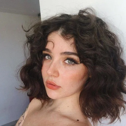 mia alves, curly hair, curly hair, short curly hair, short curly hair