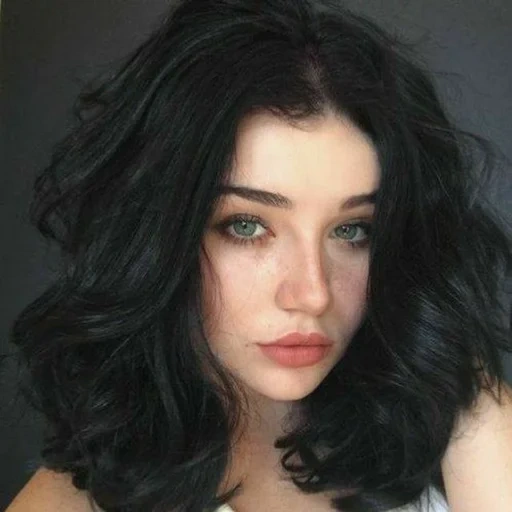 curly hair, brunette, la beauté de la jeune fille, couleur des cheveux noirs, cheveux noirs courts