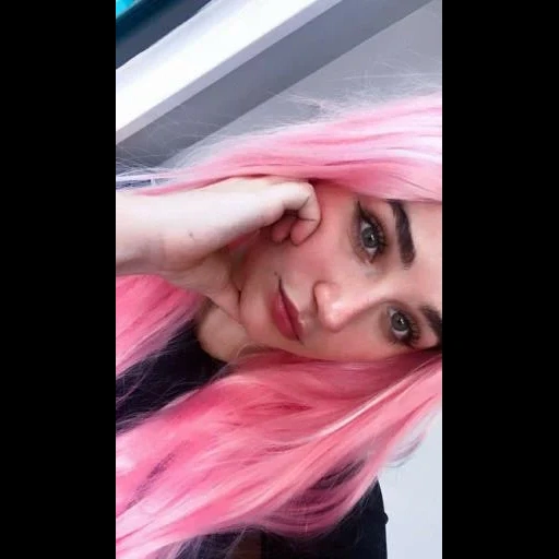 giovane donna, umano, moran bathory, i capelli sono rosa, colore dei capelli rosa