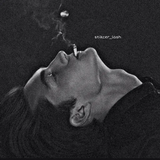 jeune homme, miyagi fume, deux gars fument une cigarette, esthétique du tabagisme du jeune homme, adam king allan morrison après 30 ans