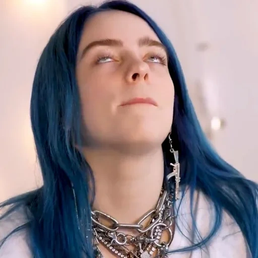 jovem, billy avery, billie eilish, billy ellis sorri, cabelo azul de billie elish