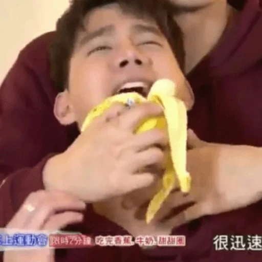 asiatisch, isst eine banane, banane des jungen, der junge isst eine banane, baby mädchen isst banane