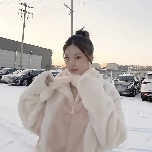 twice, gli asiatici, la moda coreana, donna coreana bonita, cappotto di pelliccia artificiale