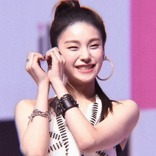 kpop, itzy yeji, shen longjin, shen longjin huang yeji, huang yeji korean singer