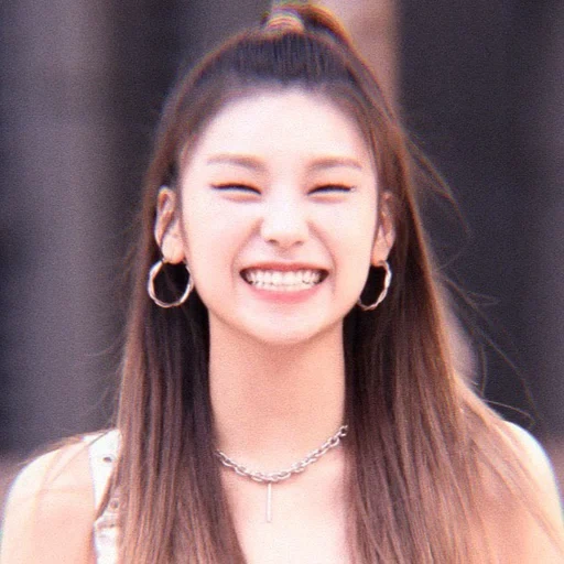 meme itzy, yeji itzy, capelli scuri, k pop idoli, copertina dell'album non timido