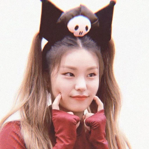 yeji itzy, itzy yeji cat, yeji itzy cat, orecchie itji, acconciature asiatiche