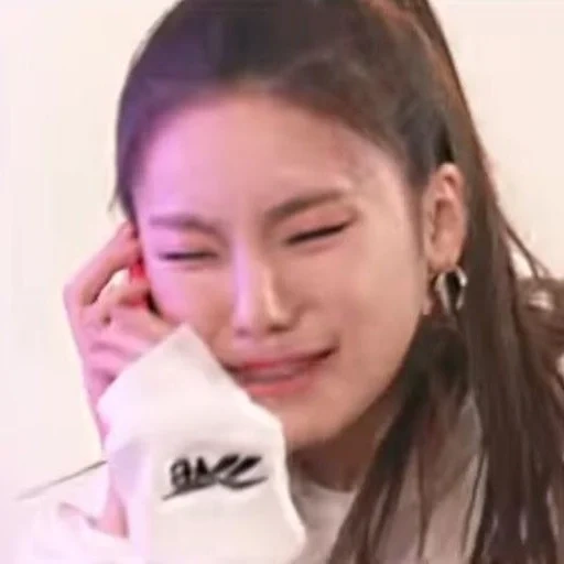 young woman, yeji itzy, korean actors, hwan yedi is crying, korean actresses