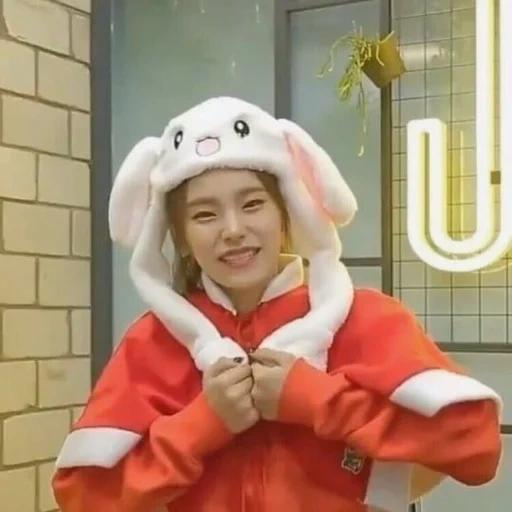 asia, uwu gifs, dua kali jeongyeon, gaya rambut korea, yuna itzy kpop snowman suit