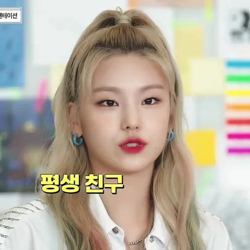 jeune femme, yuna itzy, hwan yedzhi, coiffures coréennes, blonde hwan yedzhi