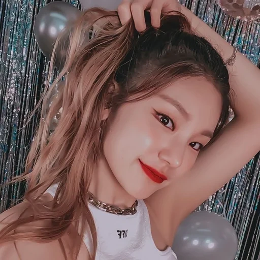 kpop, k pop, filles, poudre noire, itzy yeji pink highlights