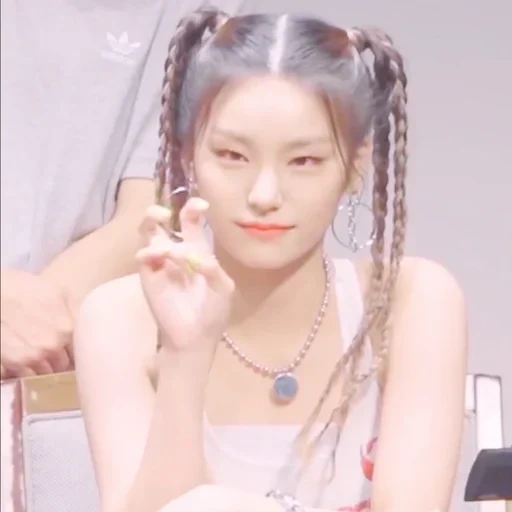 junge frau, choi jiu, edith itzy, ah em doshik, itzy chaeryeong crown