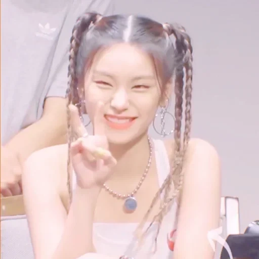 la ragazza, itzy yeji, choi jiu, izieji, izy chaeryeong corony