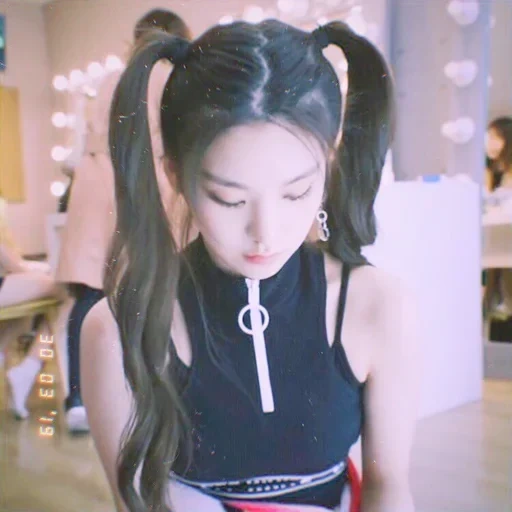 terciopelo rojo, peinados de coreano, peinados coreanos, jenny black pink 2020, peinado ídolo de la niña