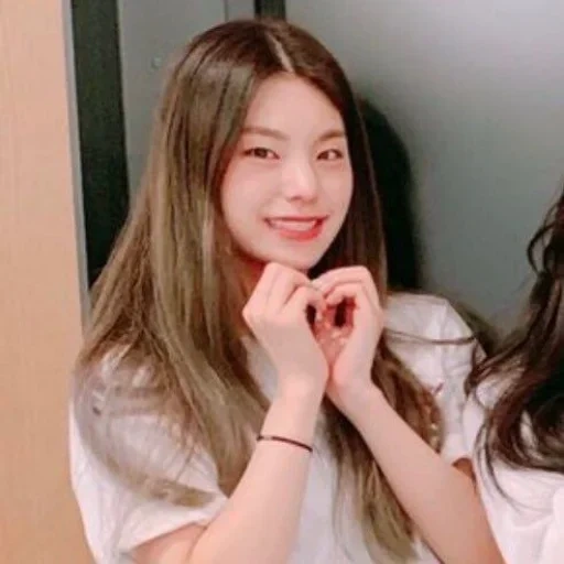 itzy lia, hitam pink, aktor drama, aktor korea, aktris korea