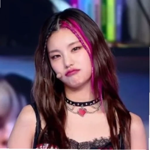 chanel, mujer joven, g portada de senorita inactiva, dududa bumbai blackpink mem, purple kiss participantes del grupo coreano