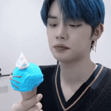 asiatique, chanteurs pop, un beau garçon, crème glacée max k pop, kai aux cheveux bleus