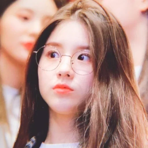 fille, lunettes, choi suyun, deux fois nayeon, loona heejin