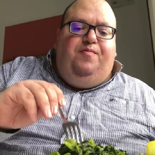 menino, homem, pessoas, homem gordo, homem gordo está comendo legumes