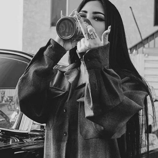 jeune femme, la fille est impudente, gangster, la séance photo est une femme, photographie glamour