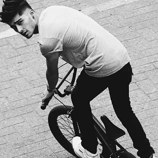 zane, cara, zane malik, em uma bicicleta, cortando uma bicicleta