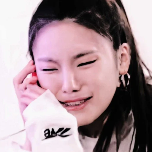 giovane donna, yeji itzy, yoji itzy, attori coreani, hwan yedi sta piangendo
