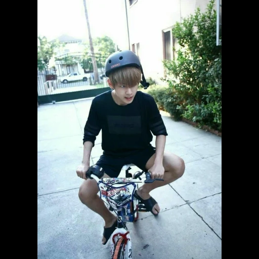 taehyung, boys di bangtan, ciclisti di qi min, taehyung bts, biciclette kim tae hyung